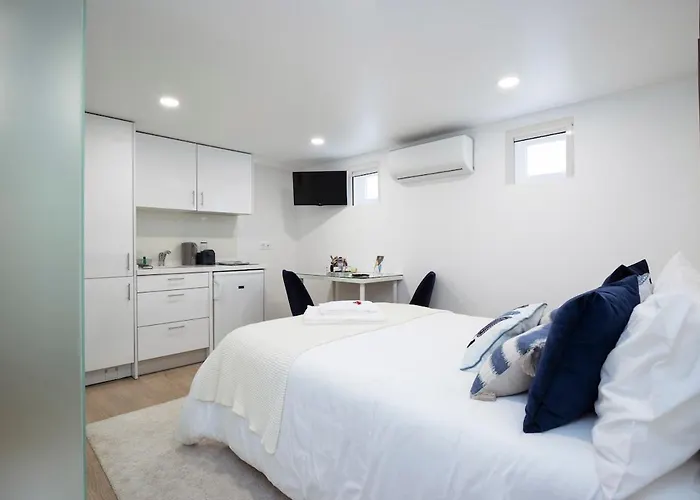 Apartamento Airport - Std 1 - Ar Condicionado - Cave 25m2 269,10ft2 - Full Equipped - Ring Bell D *