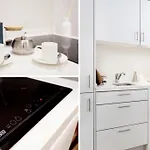 Apartment Airport - Std 1 - Ar Condicionado - Cave 25m2 269,10ft2 - Full Equipped - Ring Bell D Lisbon