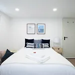 Apartment Airport - Std 1 - Ar Condicionado - Cave 25m2 269,10ft2 - Full Equipped - Ring Bell D Lisbon