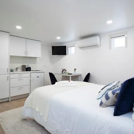 Apartament Airport - Std 1 - Ar Condicionado - Cave 25m2 269,10ft2 - Full Equipped - Ring Bell D *