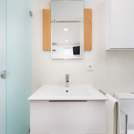 Airport - Std 1 - Ar Condicionado - Cave 25m2 269,10ft2 - Full Equipped - Ring Bell D Apartament