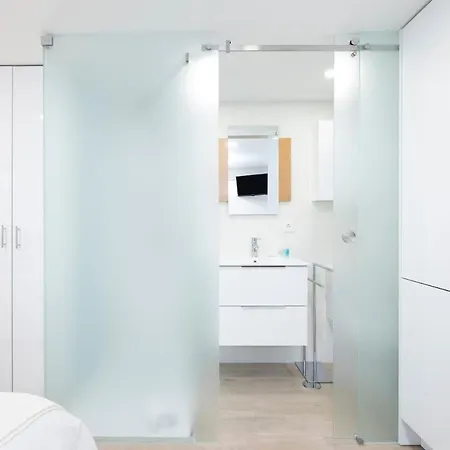Airport - Std 1 - Ar Condicionado - Cave 25m2 269,10ft2 - Full Equipped - Ring Bell D Apartament *